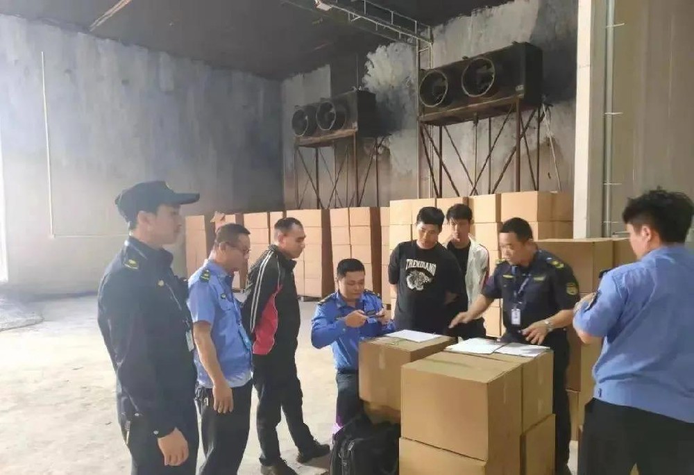 700多箱！萬(wàn)寧市查獲一批一次性不可降解塑料制品