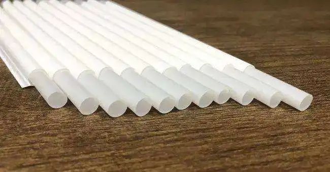 蘆桿——紙吸管——塑料吸管，最終衍變?yōu)榫廴樗?PLA)吸管